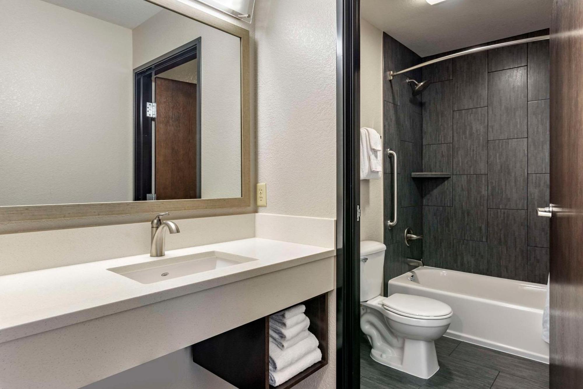 Comfort Inn & Suites Tualatin - Lake Oswego South Экстерьер фото