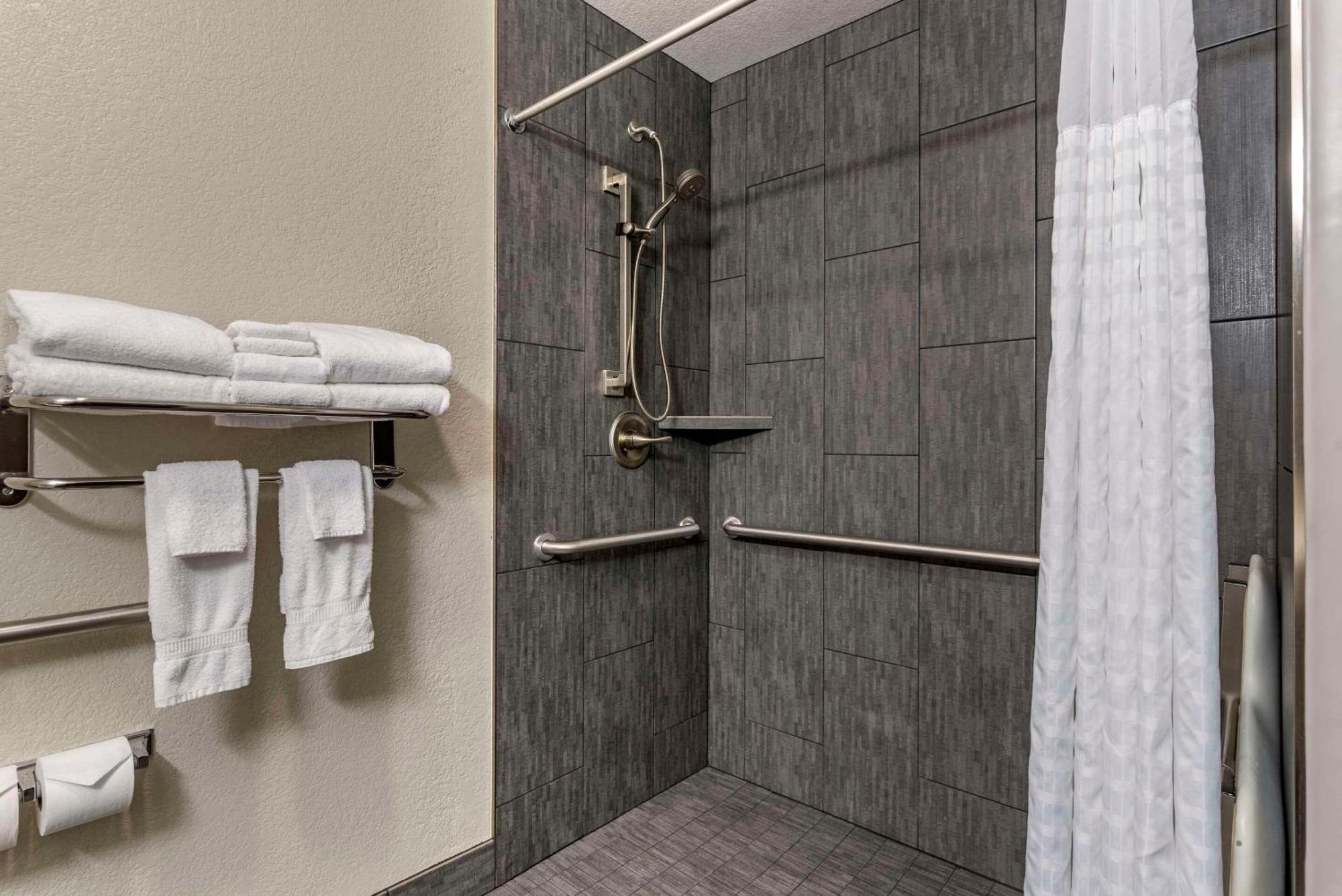 Comfort Inn & Suites Tualatin - Lake Oswego South Экстерьер фото